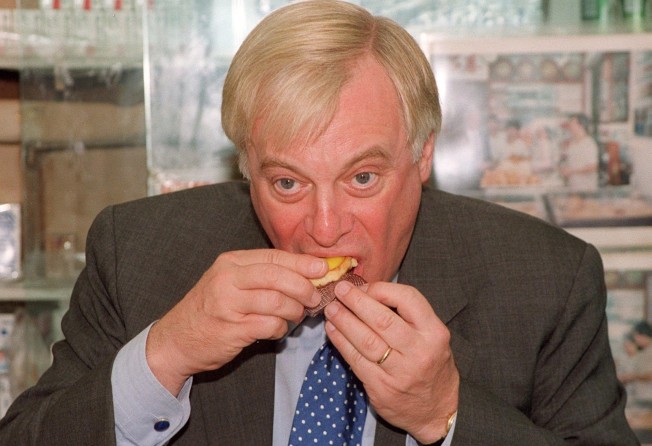 Hong Kong’s last colonial governor, Chris Patten, enjoys an egg tart at a bakery in the city. Photo:SCMP