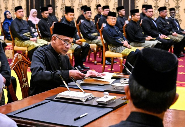 Malaysia’s newly appointed Prime Minister Anwar Ibrahim takes the oath of office during his swearing-in ceremony at the National Palace on November 24, 2022. Photo: AP