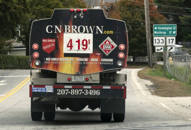 A fuel delivery truck advertises its price for a gallon of heating oil on October 5 in Livermore Falls, Maine, US. US oil prices briefly fell to their lowest level since 2021 on Monday, as investors braced for a further slowdown in China’s economy. Photo: AP