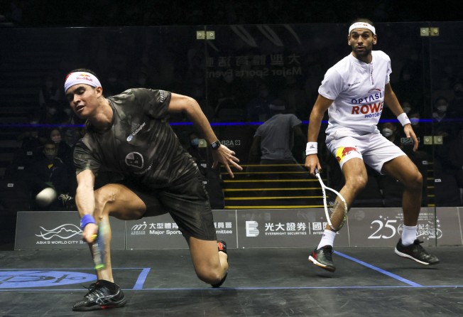 Diego Elias (left) on his way to a tough win over Mohamed ElShorbagy. Photo: Dickson Lee