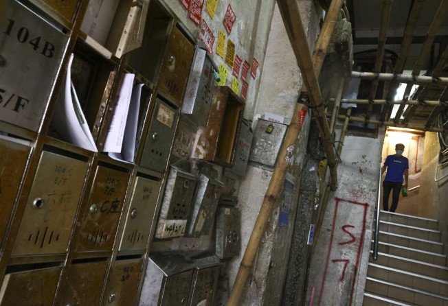 Hong Kong’s chief executive says the quality of life of residents of subdivided flats should be taken into account when deciding if temporary housing is too costly. Photo: K.Y. Cheng