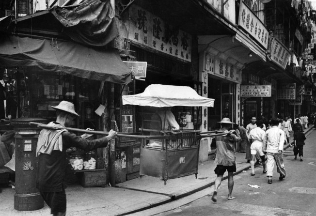 A palanquin in use in Hong Kong, as depicted on a postcard published in 1949. Photo: Haywood Magee/Picture Post/Hulton Archive/Getty Images