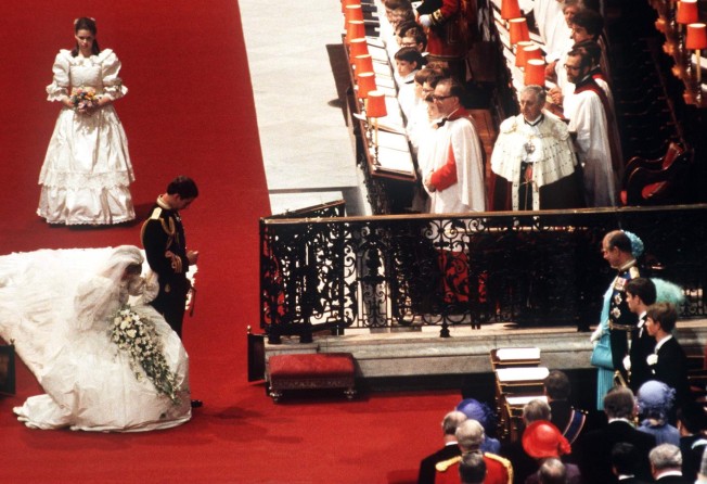 Princess Diana’s first curtsy to Queen Elizabeth as the Princess of Wales during her wedding ceremony at St Paul’s Cathedral. Photo: Getty Images