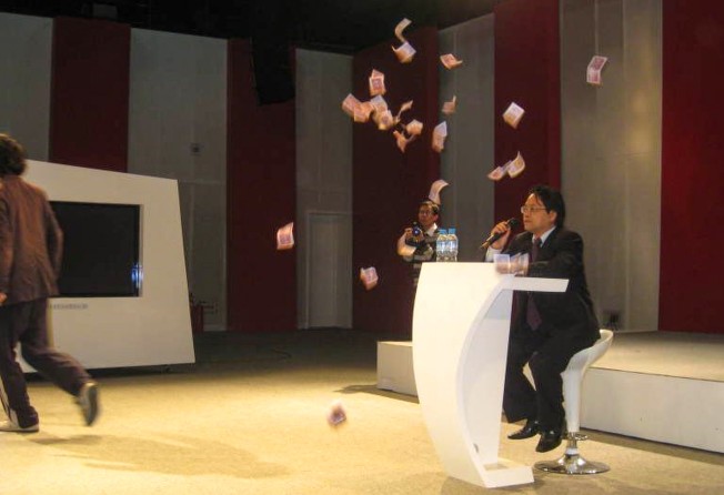 Protesters threw 50-cent notes at Wu Hao as he gave a lecture at Renmin University of China in Beijing in 2010. Photo: Weibo