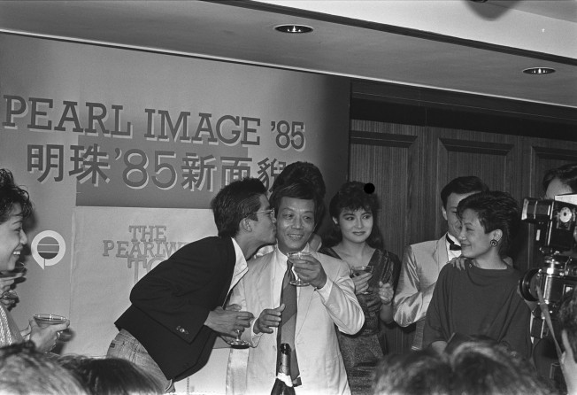 Hong Kong singer Danny Chan Pak-keung kisses Koo on the cheek at the launch of a TVB publicity drive in 1985.