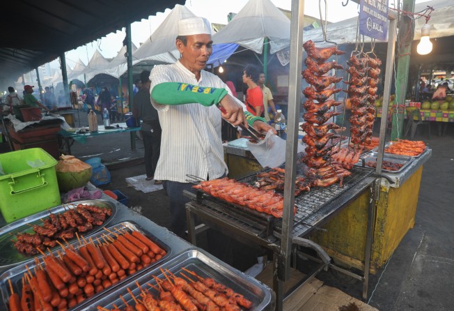 A food vendor sells grilled chicken wings at a night market in Kota Kinabalu, Malaysia. Photo: Shutterstock