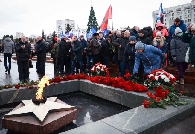 Mourners in Samara, Russia lay flowers in memory of Russian soldiers killed in a Ukrainian strike in Makiivka, eastern Ukraine. Photo: AFP