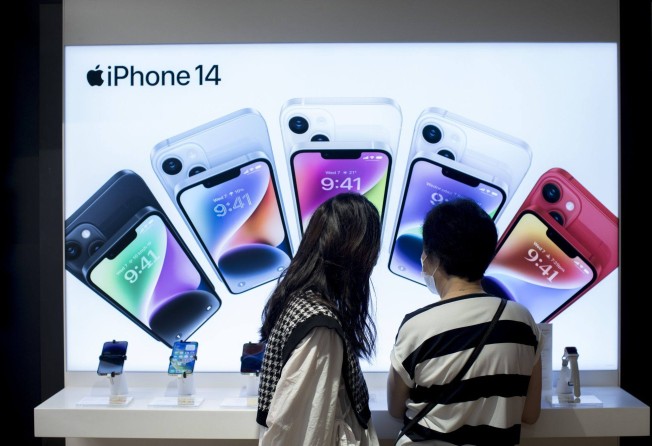 Customers browse Apple’s iPhone 14 smartphones at a store in Sydney, Australia, on December 26. The iPhone 14 uses an A15 chip. Photo: Bloomberg