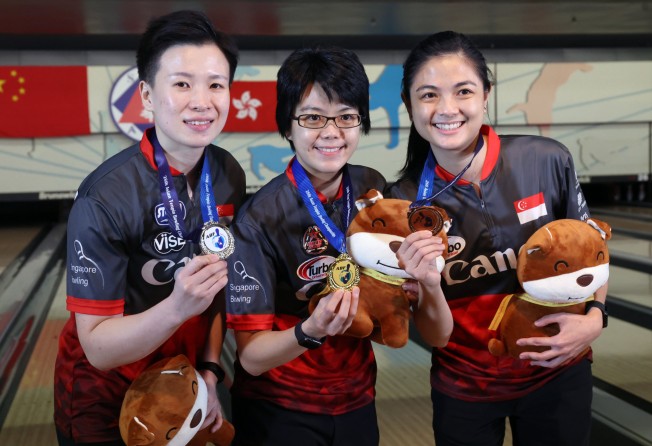 Cherie Tan (centre) celebrates after winning gold in the women’s Masters stepladder event.