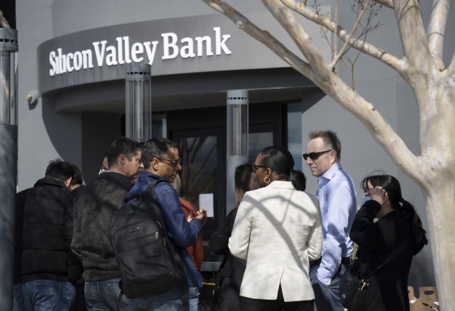 People queue up outside the headquarters of Silicon Valley Bank in Santa Clara, California, the United States, on March 13, 2023. Photo: Xinhua