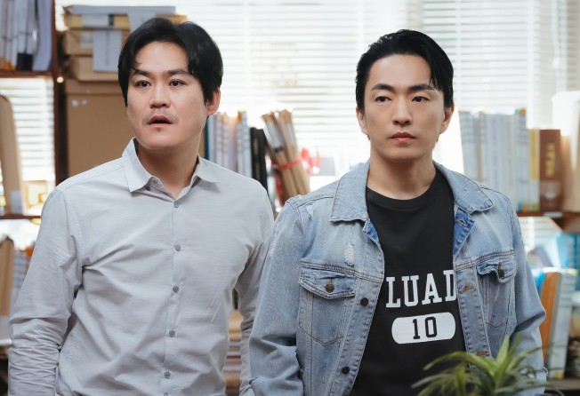 Kim Sung-kyun (left) and Jung Moon-sung as Hyeong-geun and Jeong-sik in a still from Divorce Attorney Shin. Photo: Netflix