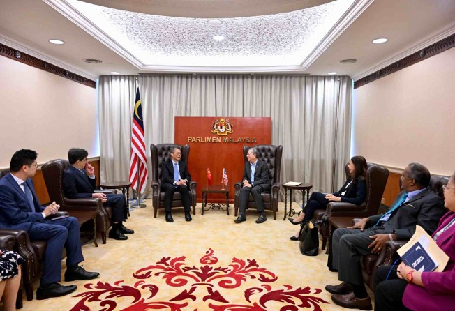 Finance chief Paul Chan (centre left) meets deputy prime minister and minister for plantation and commodities Fadillah Yusof. Photo: Handout