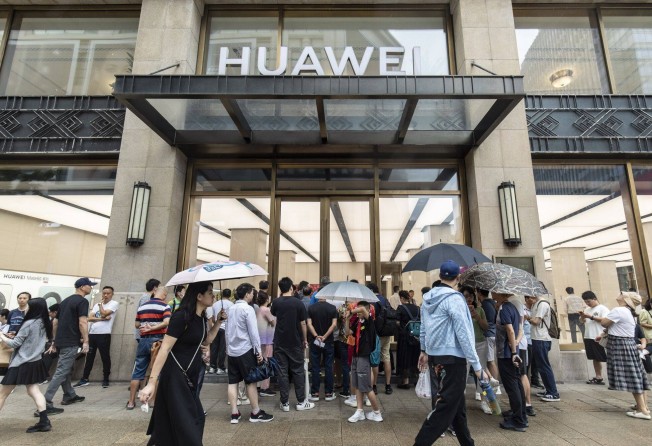 Shoppers line up in front of Huawei Technologies’ flagship store on Nanjing East Road in Shanghai before it opens on September 30, 2023. Photo: Bloomberg
