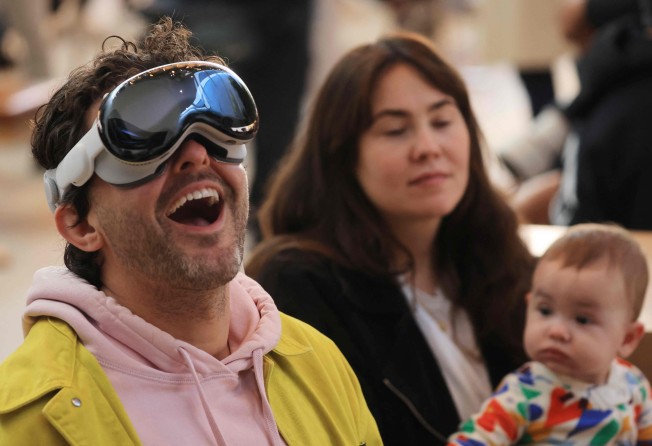 A customer tries on a Vision Pro at an Apple Store in Los Angeles, California. Photo: AFP