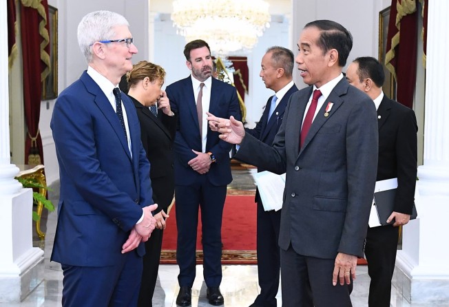 Indonesian President Joko Widodo (right) speaks to Apple Chief Executive Tim Cook at the Presidential Palace in Jakarta, Indonesia on Wednesday. The pair discussed Apple’s investment in Indonesia. Photo: EPA-EFE