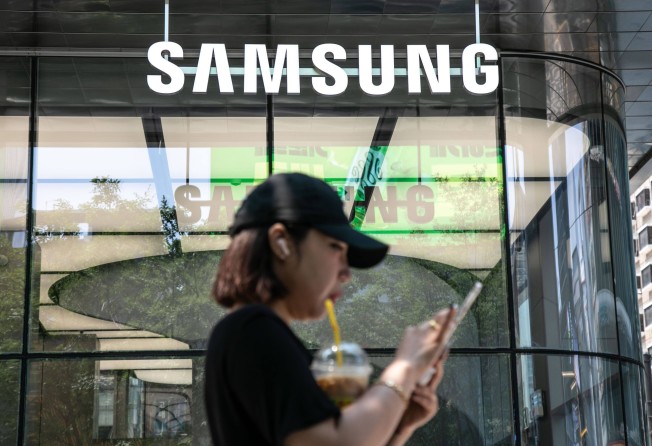 A woman walks past a Samsung Electronics store in Seoul, South Korea, June 28, 2024. Photo: Bloomberg