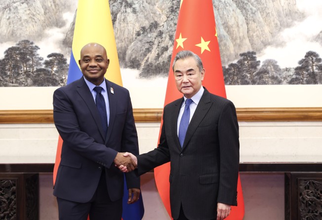 Colombian Foreign Minister Luis Gilberto Murillo (left) poses for a photo with Chinese Foreign Minister Wang Yi in Beijing on October 10. Photo: Xinhua