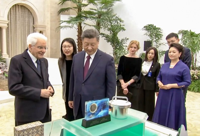 Chinese President Xi Jinping presented his Italian counterpart Sergio Mattarella with samples collected from the moon. Photo: CGTN