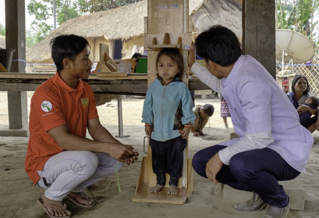 Health volunteers screen children for acute malnutrition in a village in Taoy, Saravan, Laos. Photo: Unicef