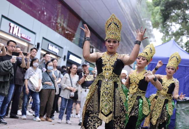 Traditional Indonesian dance is performed at Hong Kong’s first outdoor Halal Food Festival in Tsim Sha Tsui on Saturday. Photo: Nora Tam