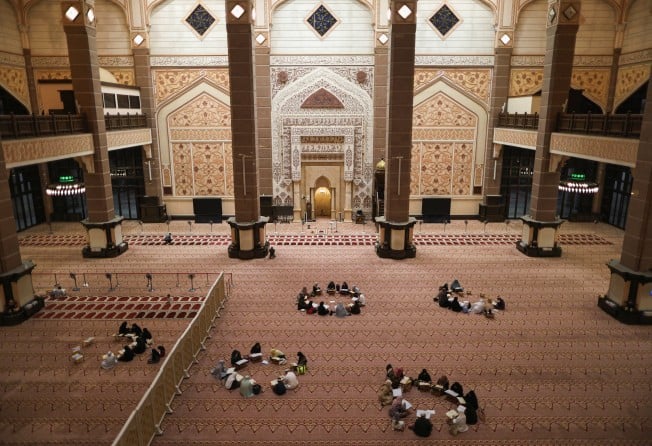 Muslims recite the Koran in groups at Putra Mosque in Putrajaya on February 18, the first evening of the holy fasting month of Ramadan in Malaysia. Photo: Reuters