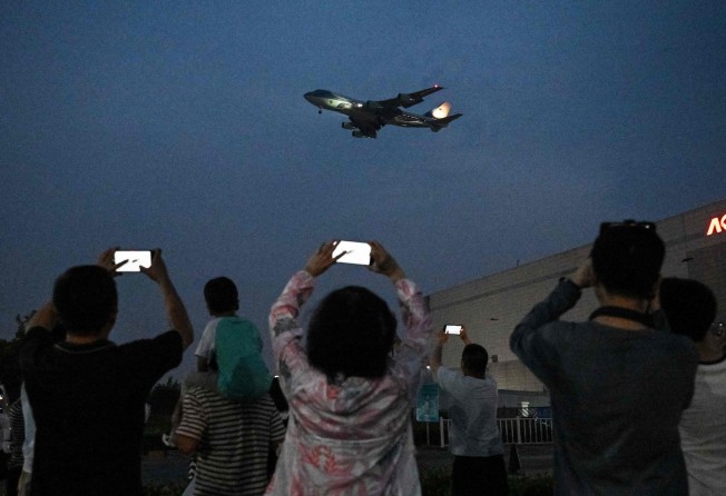 Beijing residents photograph Air Force One as it arrives carrying US President Donald Trump. Photo: AFP