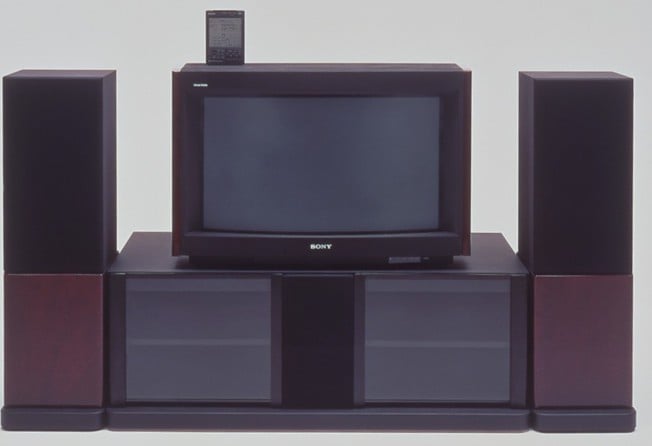 SONY Trinitron テレビ本体 コンパクト Feel old? 1990 Sony Trinitron TV now considered 'historical