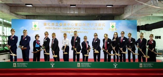 Officiated by HKSH management and Yau Lee Holdings Ltd, the topping out of Tsao Yin Kai Block of HKSH Eastern Medical Centre marks a milestone in HKSH’s history and counts down to the commissioning of the new hospital and proton therapy centre in 2022.