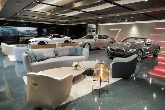 Some key elements of the showroom’s interior design include the bronze interior colour, the textural feature wall with its embossed graphics, contemporary furniture and the unique terrazzo flooring.