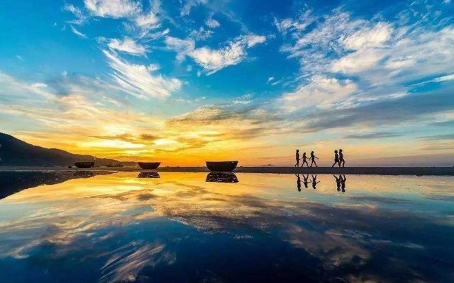 Lang Co Beach is a natural attraction of Thua Thien Hue Province that is included in the list of Vietnam national tourist sites