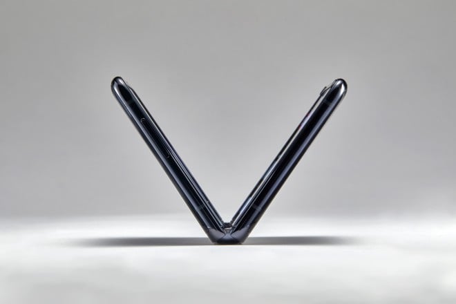 The phone boasts a sophisticated multi-stop hinge system and an ultra-thin glass surface.