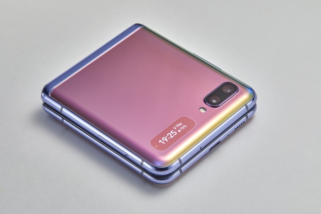 The cover display offers information such as time and message alerts. Users can take a selfie without opening the phone.