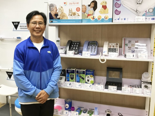 “Senior Home and Living Consultants” work at Y Silver Link, which won the 2019 Our City’s Story Award, to introduce the age-friendly living products and a series of “elderly home service”.