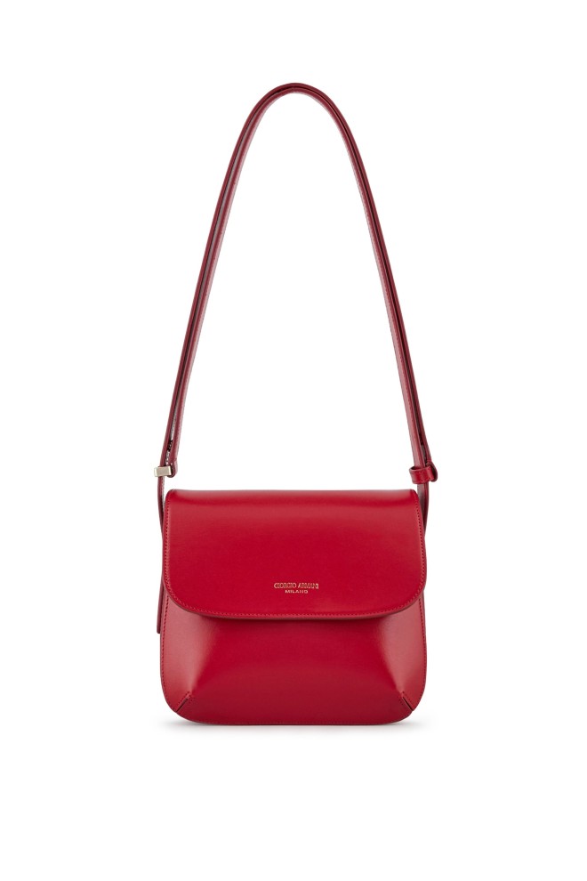 The La Prima bag features round lines, soft, pleated edges and adjustable shoulder straps.