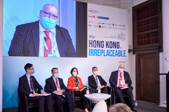 From left to right: Conrad Chan, Partner of Kwok, Yih & Chan; Paul Starr, Partner of King & Wood Mallesons, Carmen Kan, General Counsel of Bank of China (Hong Kong) Limited; Tommy Tong, Partner of Herbert Smith Freehills; and Martin Rogers, Partner & Chair (Asia) of Davis Polk discuss deal-making.