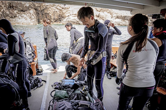 Photo: Sam Inglis@114˚E Hong Kong Reef Fish Survey. National Geographic explorers and local citizen scientists conduct an underwater survey on Hong Kong reef fish.