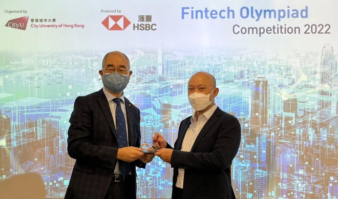 Prof. Raymond Chan (left), Vice-President (Student Affairs) of CityU, presented an appreciation award to thank HSBC’s support for Fintech Olympiad 2022 to Mr. William Chiu, Global Head of Future Skills, Group Corporate Sustainability, HSBC.