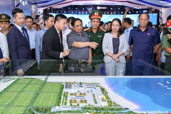 Prime Minister Pham Minh Chinh and leaders sightseeing the model of Son My I Industrial Park