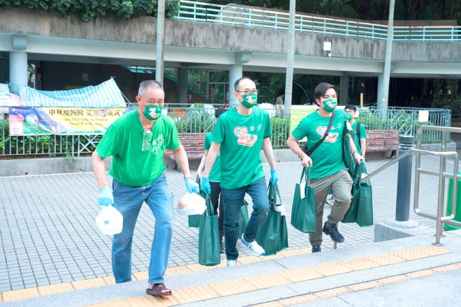 The 7-Eleven volunteers spread love and care by distributing supplies and fresh meals to the ones in need before this year’s Mid-Autumn Festival