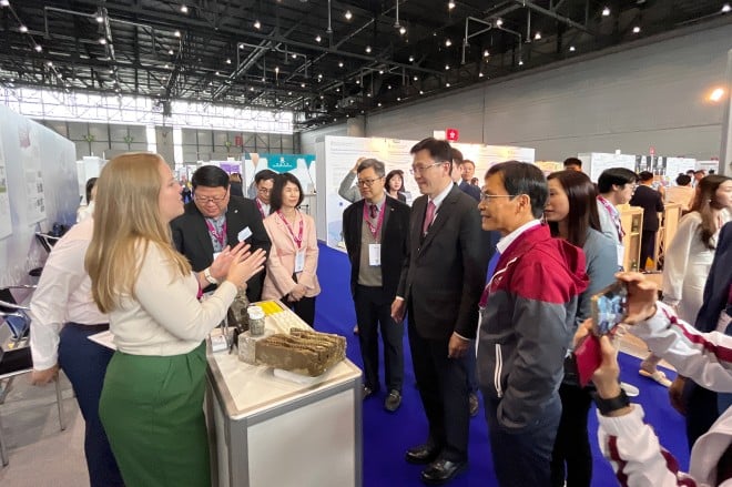 Professor Sun (2nd from right) visited CityU's research projects.