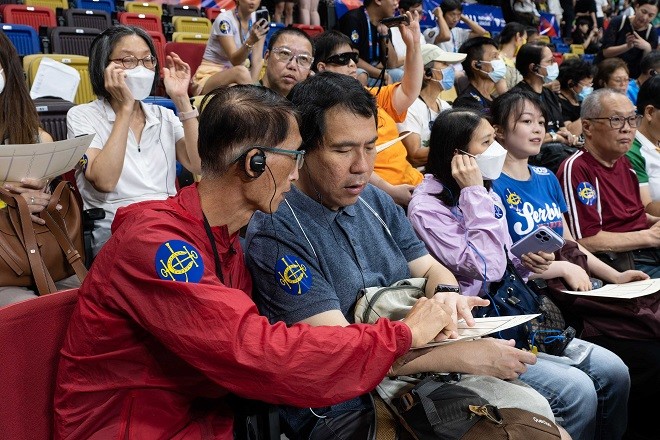 With the assistance of the Jockey Club Sports Programmes' Audio-description Service, visually impaired participants were able to experience the excitement of the volleyball court through their sense of hearing and touch.