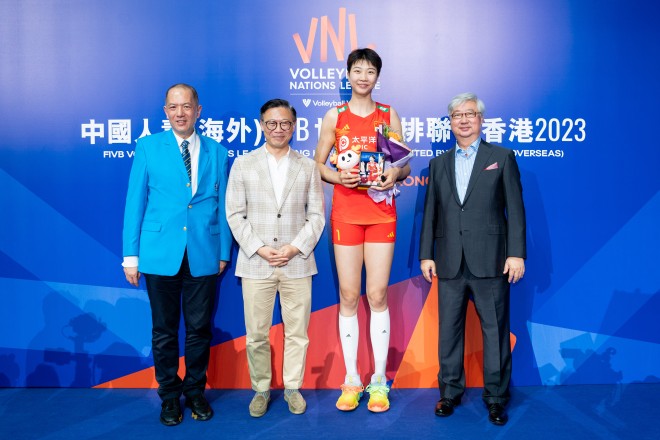 HKSAR Government Deputy Secretary for Justice Horace Cheung (2nd left), Club Steward Dr Silas Yang (1st right) and President of the Volleyball Association of Hong Kong, China Wilfred Ng (1st left) present a souvenir to the most popular player of China team, Yuan Xinyue (2nd right).