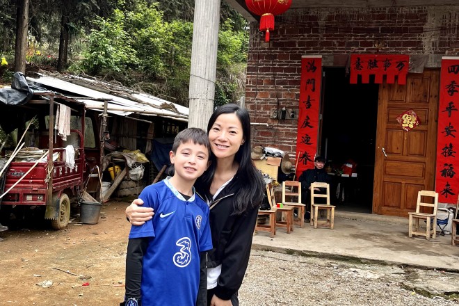 Norris, who is currently a director of the Chi Heng Foundation, has been concerned about the situation of Mainland China’s AIDS villages for many years. She frequently takes Hong Kong outstanding students to visit the villages (pictured above). Recently, she visited one with her son to instil empathy in him from a young age.