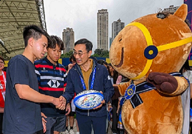 Club Chairman Michael Lee (2nd right) receives a signed rugby ball from young beneficiaries of the Jockey Club Sevens Community Experience as thanks for the Club’s support.