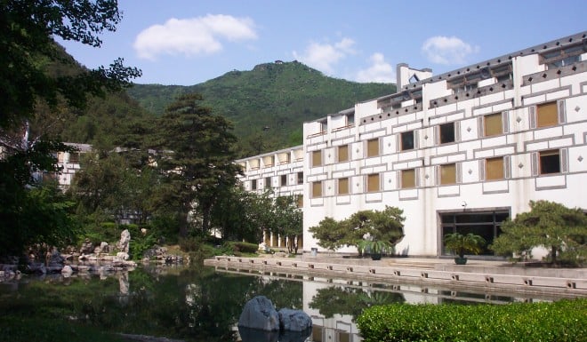 The Fragrant Hill Hotel opened in 1982 in Beijing was Pei’s first project in mainland China. He turned down the government’s original invitation to build skyscrapers at the heart of Beijing. Instead, he chose to build a four-story modernist hotel in the style of Chinese classical gardens in a suburb of the capital.