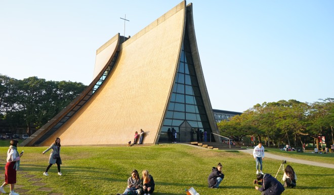 The Luce Memorial Chapel, opened in 1963 in Taichung, Taiwan, is a prime example of Pei’s philosophy of designing around natural light and respecting the surrounding environment.