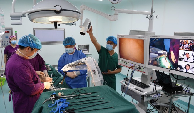 Medical staff of the Shitai County People's Hospital conduct an endoscopic surgery under the guidance of experts from the Second Hospital of Anhui Medical University through a 5G-powered remote collaborative operating platform in Shitai, located in eastern China's Anhui province, on May 10, 2019. Photo: Xinhua