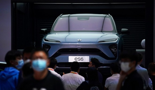 People wearing face masks look at a NIO ES6 electric car at the Beijing International Automotive Exhibition, in Beijing, on September 27, 2020. Photo: Reuters