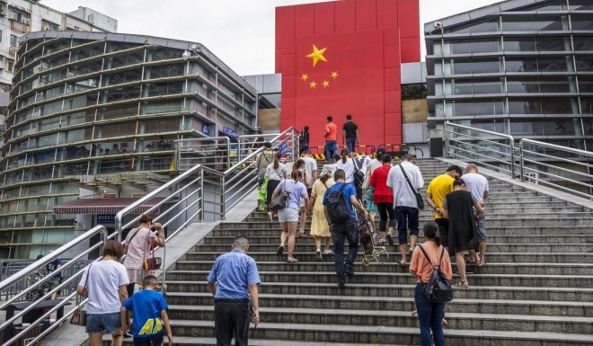 The border crossing between Hong Kong and Shenzhen. Photo: Bloomberg