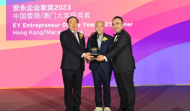 Li Ning, the EY Entrepreneur Of The Year 2023 awards Hong Kong/Macau winner, graciously accepts the accolade from Jack Chan, EY China Chairman and Greater China Regional Managing Partner (right), alongside Weihua Ma, the Judging Chairman of the Independent Judging Panel of the EY Entrepreneur Of The Year 2023 (left).
